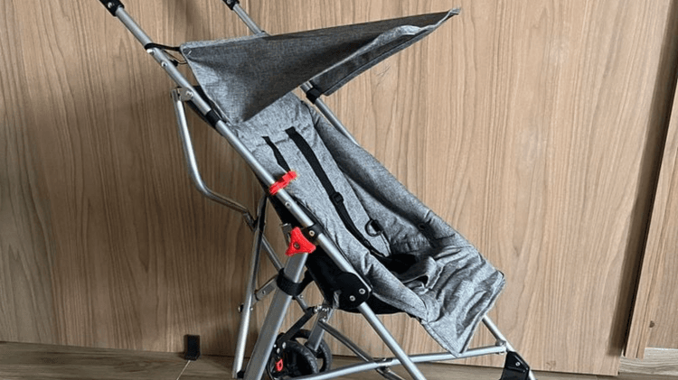 Carrinho de bebê guarda chuva